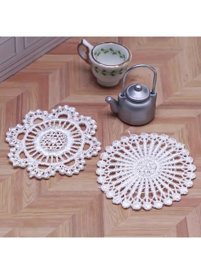 طقم مصغر من أربعة حصائر طاولة طعام بيضاء مفرغة ومضفرة لمشاهد بيت الدمى والديكورات - Image 3